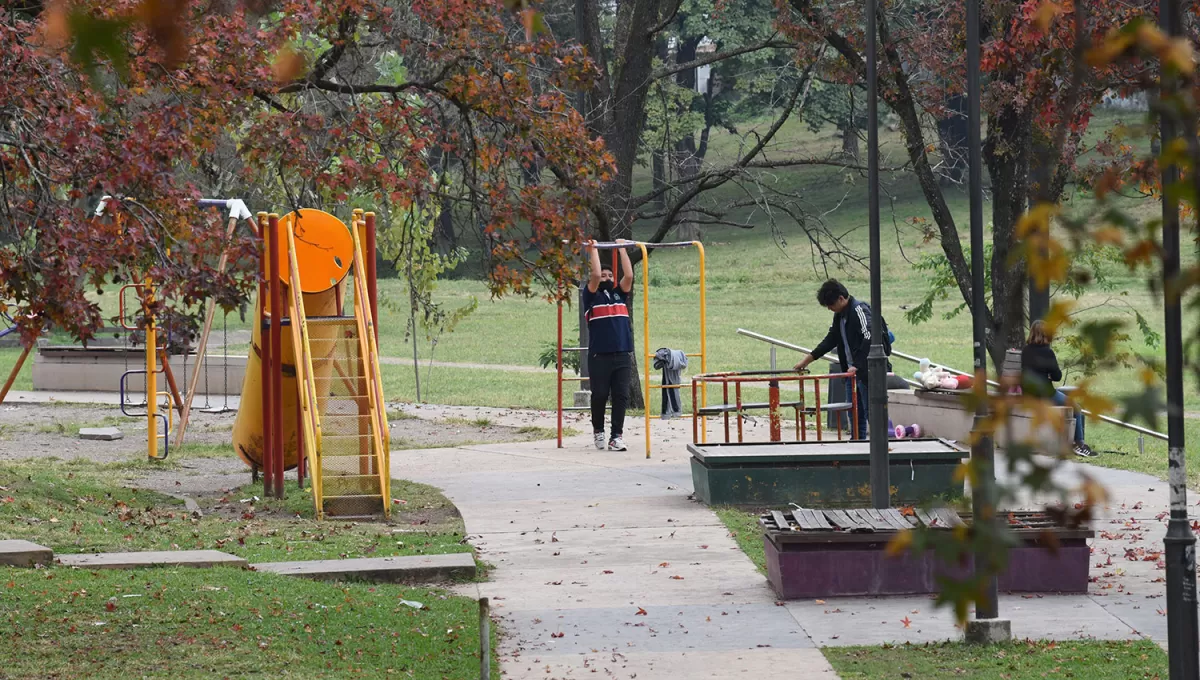 MUY OTOÑAL. Los tucumanos vivirán hoy una jornada con mucho sol, aunque los rayos no calentarán demasiado.
