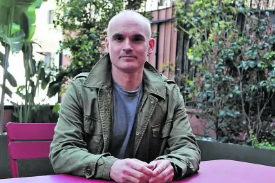 La novela de un argentino muestra cómo el dinero mueve al mundo