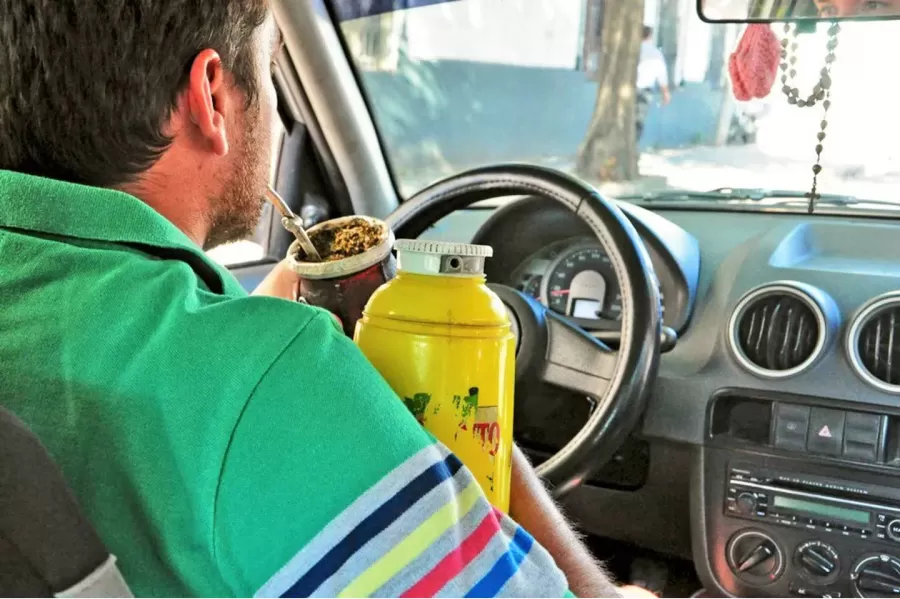 Tomar mates durante el viaje está prohibido para el conductor y se desaconseja para el acompañante. (Foto: TN)