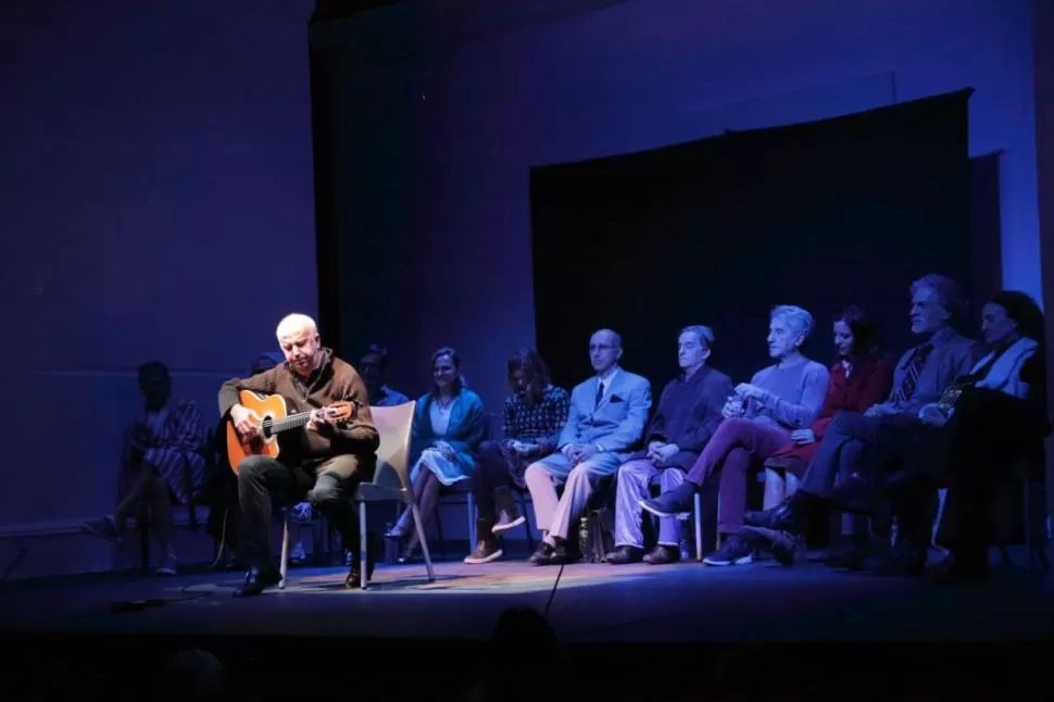 TODOS JUNTOS. Esteban Morgado y los responsables de los monólogos comparten escenario en “Semejantes”. 