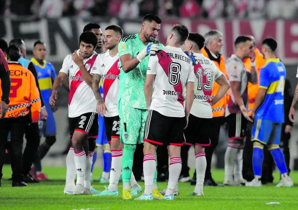 ARREPENTIDO. Palavecino, increpado por Sergio Romero, reconoció que reaccionó mal al festejar el gol de su equipo. reuters