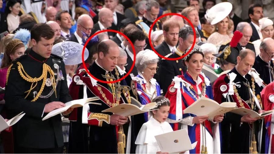 William en la primera fila y Harry, en la tercera.