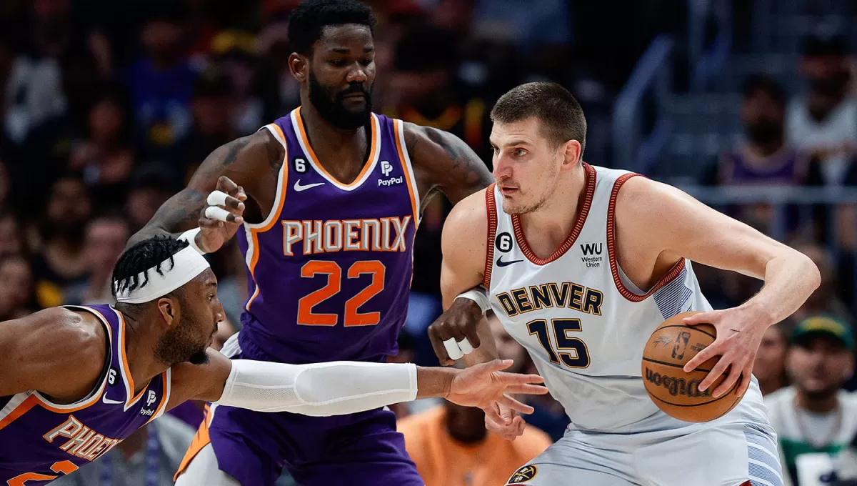 IMPARABLE. El serbio Jokic consiguió su décimo triple-doble en playoffs.