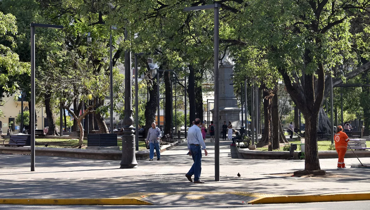 MAÑANAS FRESCAS. En la plaza Independencia se hicieron sentir las bajas temperaturas de las primeras horas de la jornada. 