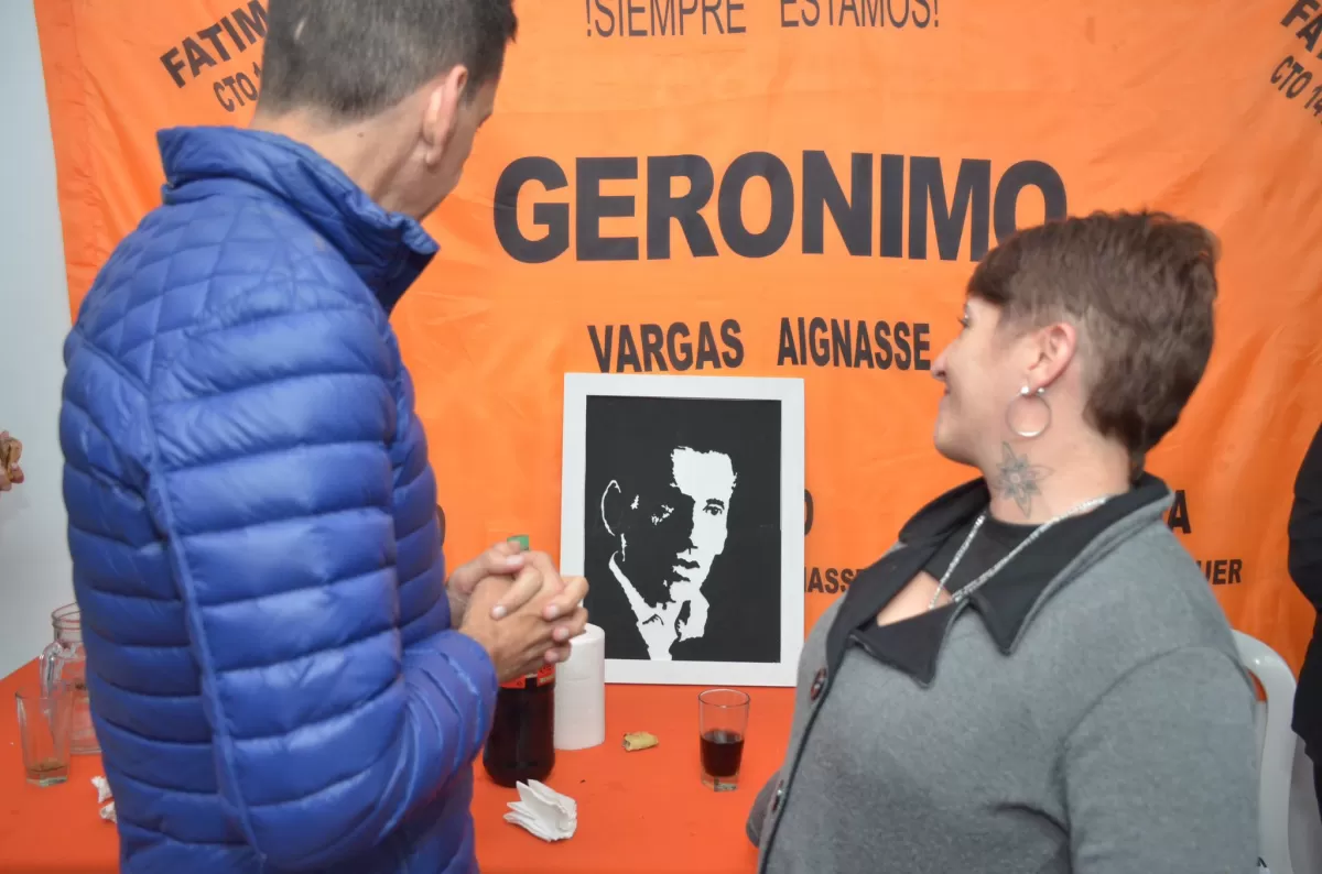 EN CAMPAÑA. Gerónimo Vargas Aignasse, en un encuentro con dirigentes del barrio Sitravi. El funcionario nacional lidera un acople del peronismo. / Foto de Twitter