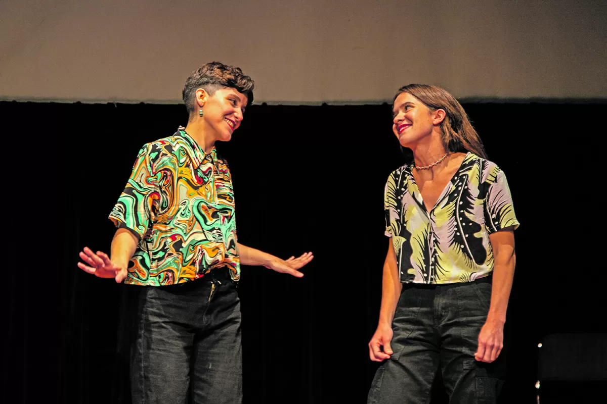 TEATRO EN EL VIRLA. Camila Martínez y Micaela Gramajo López integran, junto a Guillermo Katz e Isaías Salvatierra, el grupo de improvisación “Cuatro quesos”. que volverá a presentarse esta noche.