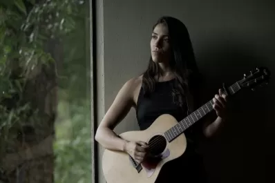 Paulina Carrizo guarda sus nuevas canciones en la valija