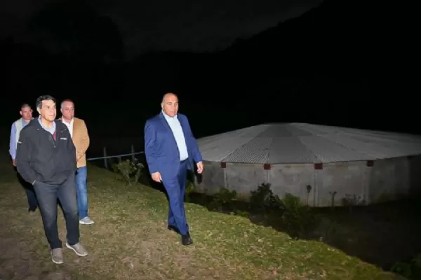 Manzur recorrió una toma de agua que beneficiará a 300 familias