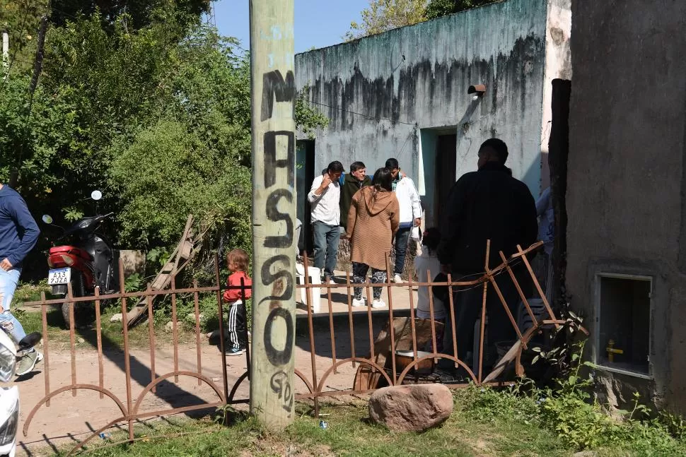 SEPELIO EN CASA. Los familiares de Alexander recibieron a mediodía el cuerpo para velarlo.  