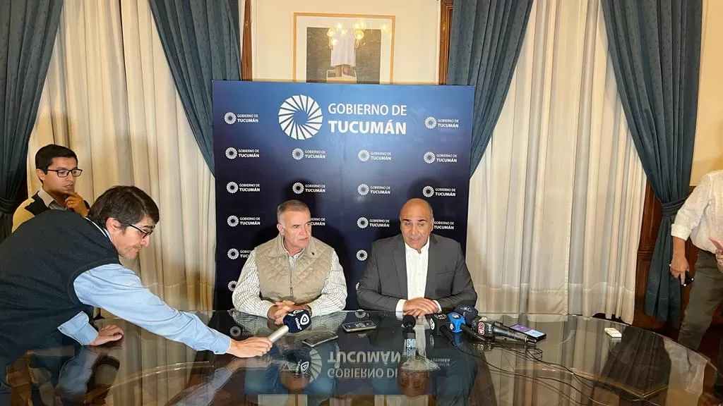 EN CASA DE GOBIERNO. Juan Manzur y Osvaldo Jaldo, en conferencia de prensa.