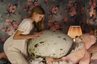 Estrenos de cine: entre dos comedias románticas y el terror de “Cría siniestra”