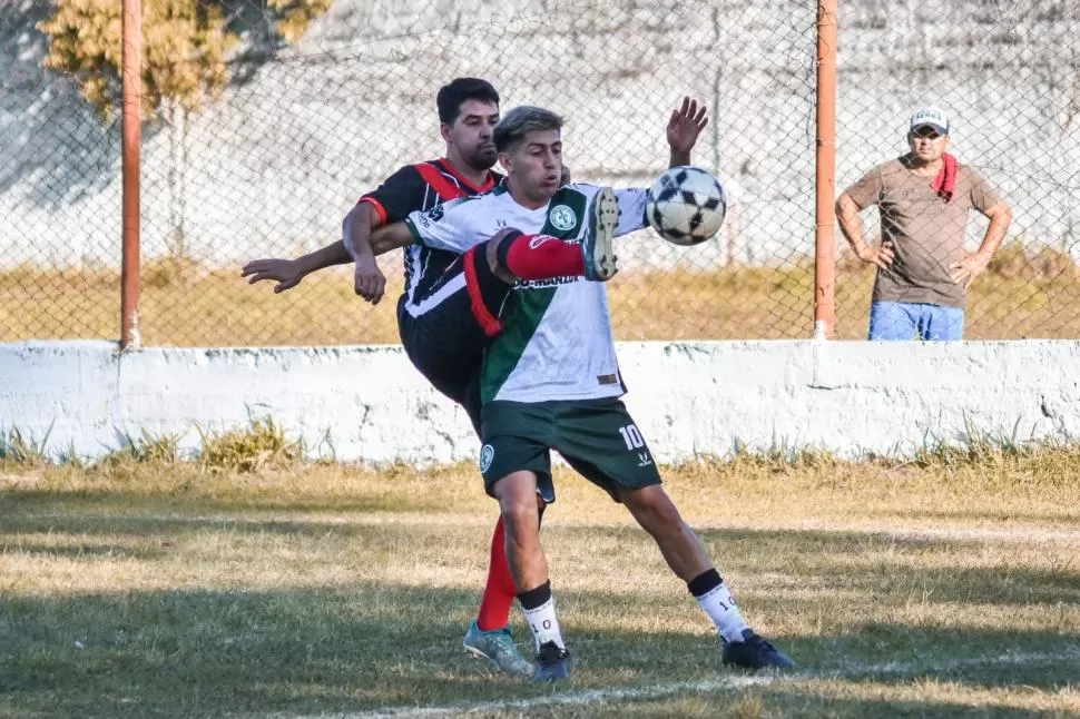 A MANO. Lazarte, el 10 de Graneros, aguanta la marca a presión. 