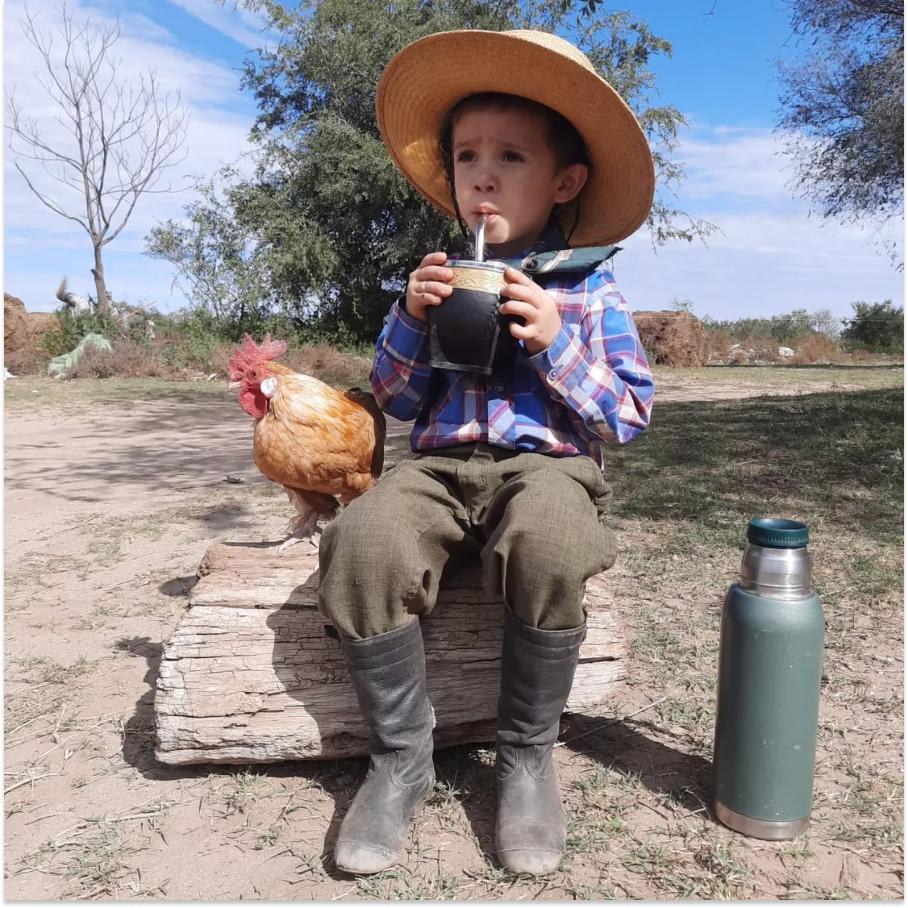 Campo, mate y Pinino: el plan del nene de 4 años. (Foto: Gentileza Daniel Arévalo)