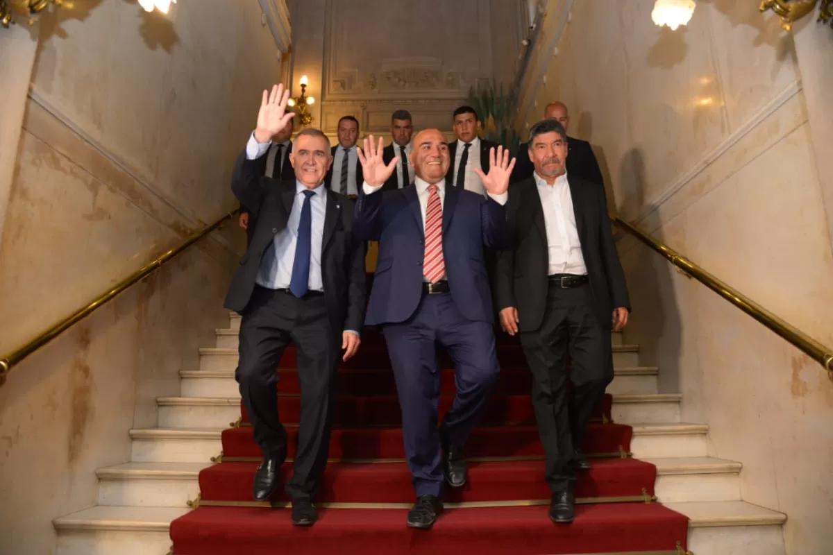 EN CASA DE GOBIERNO. Juan Manzur, junto a la fórmula del PJ-FdT: Osvaldo Jaldo-Miguel Acevedo. Foto de Comunicación Pública