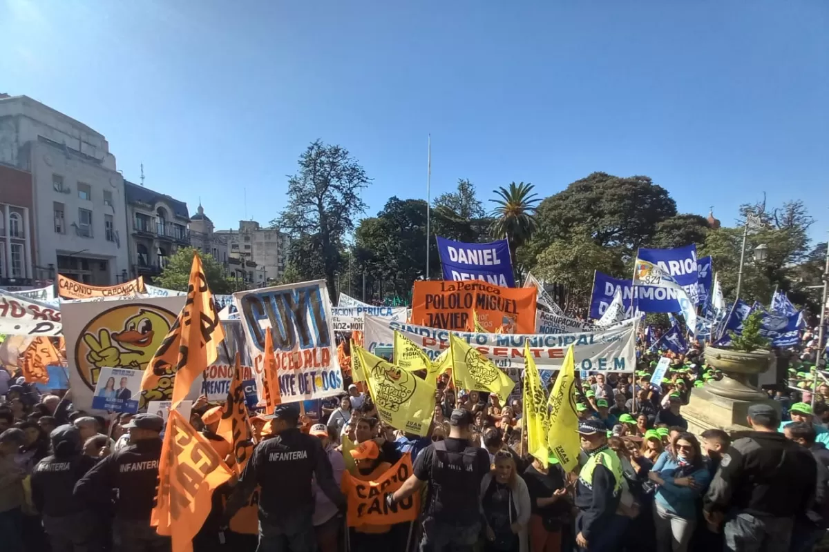 MULTITUD. La militancia dijo presente en la plaza. LA GACETA / FOTO DE ANALÍA JARAMILLO