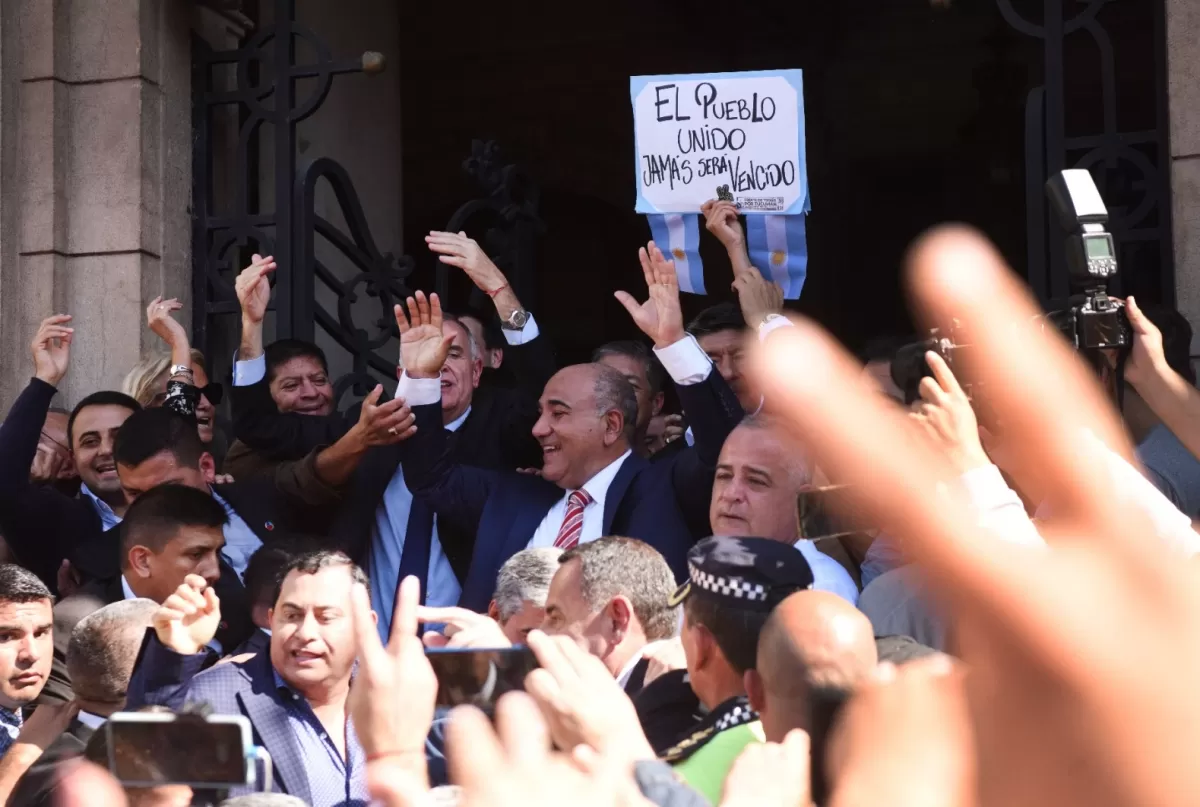 Manzur, en las puertas de la Casa de Gobierno. FOTO LA GACETA / Analía Jaramillo