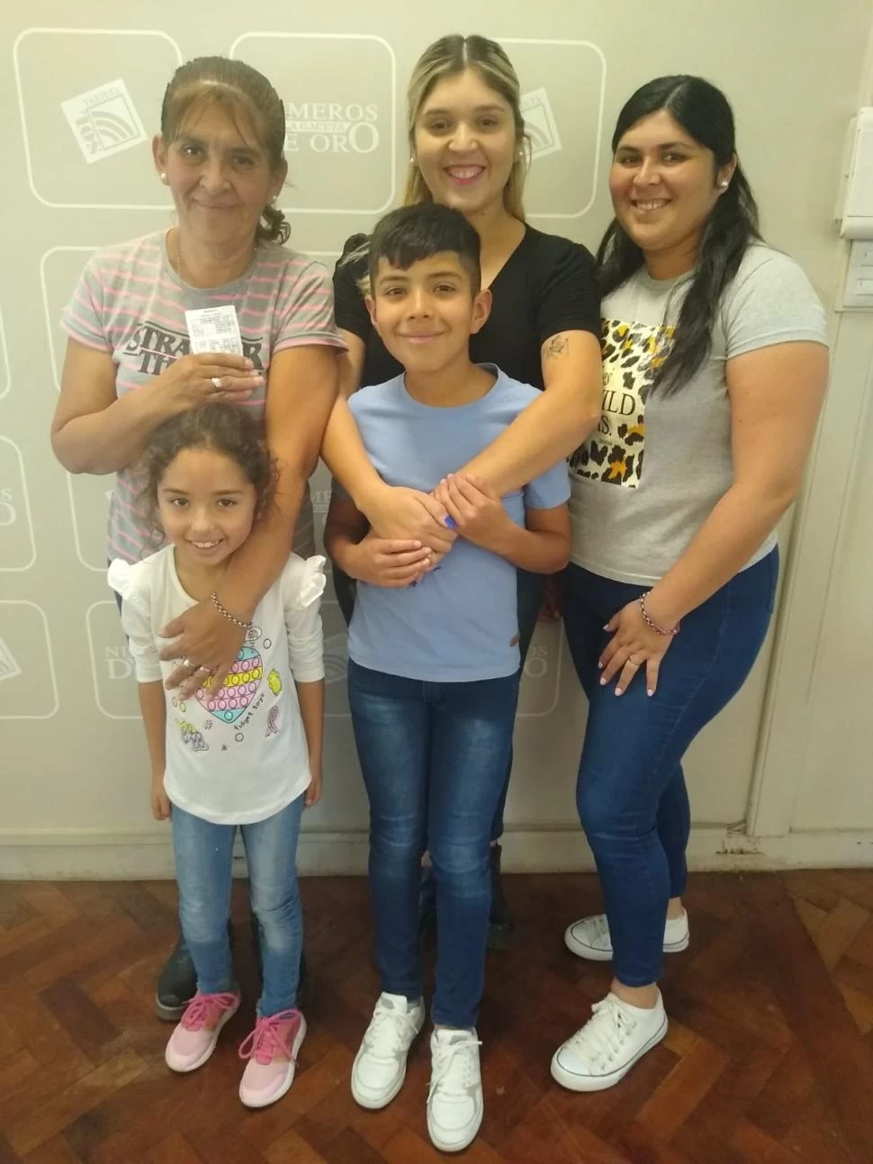 FELICES. Azucena del Valle Leal con dos de sus hijas y dos de sus nietos.  