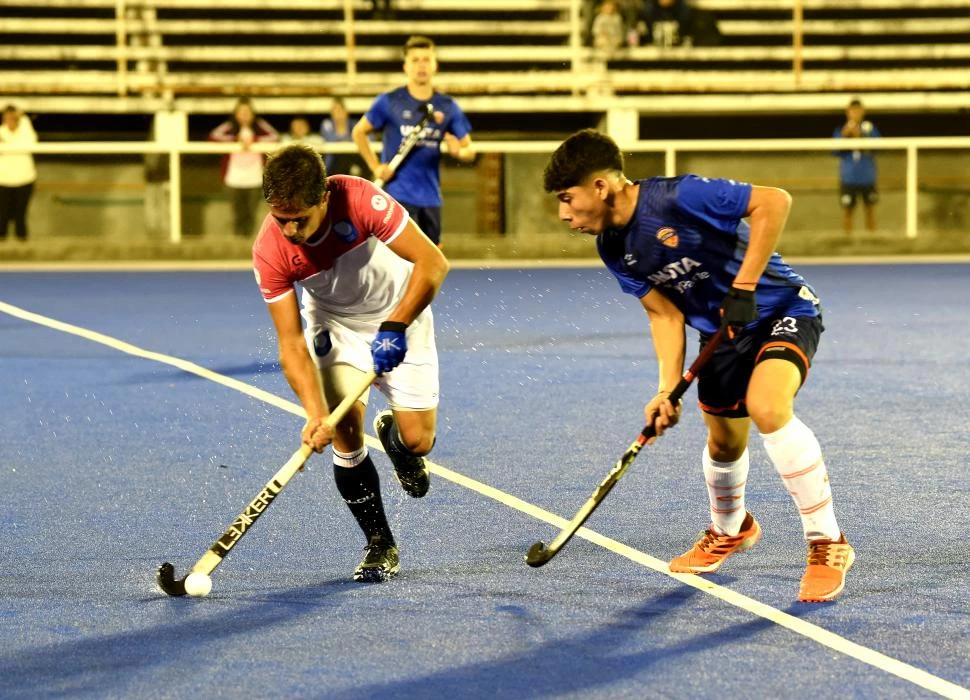 GRAN DIFERENCIA. Pablo Mendoza persigue a un jugador de Buenos Aires. Los porteños lograron el puntaje perfecto. 