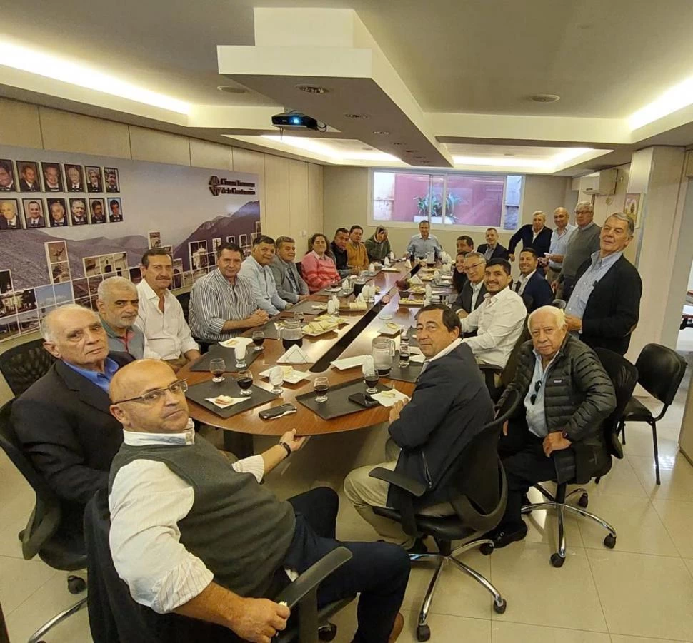 MESA DE TRABAJO. Los socios de la organización de los constructores. 