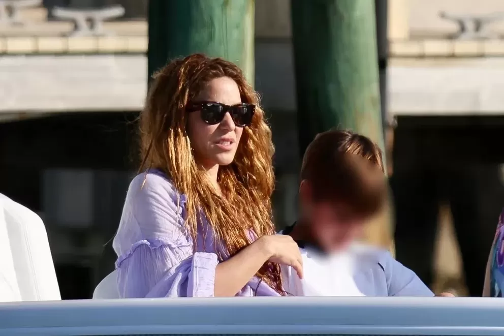 Shakira pasó una tarde relajante en un yate junto a sus hijos y Lewis Hamilton