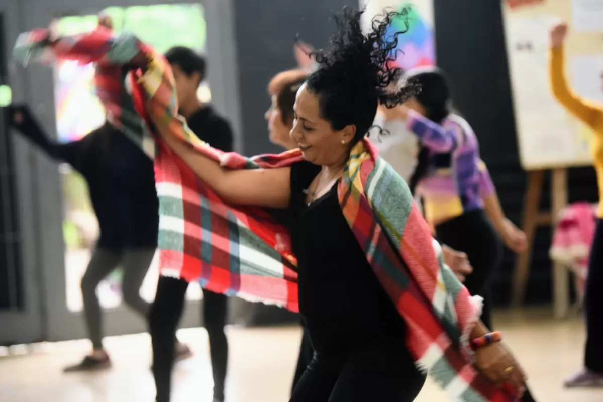 ALEGRÍA. La directora de la Escuela de Educación por el Arte, Carolina, bailarina y artista, también participó del taller.