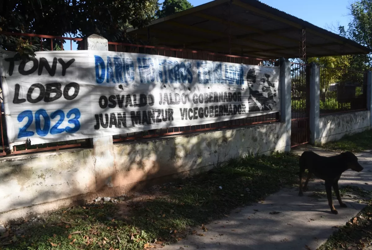 DIVIDIDO. Varios vecinos prestaron el frente de su casa para colocar pasacalles.