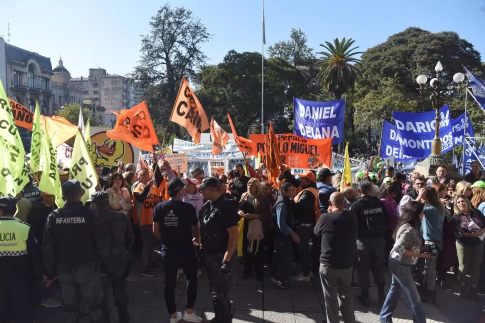 CÁNTICOS Y BANDERAS. Los militantes viveron un clima de euforia.  