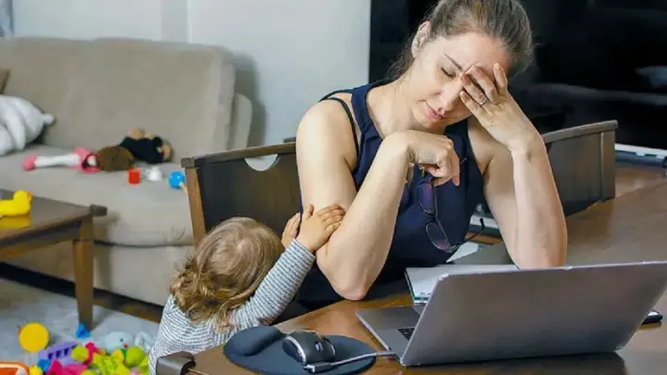 EXIGENCIA. Muchas mamás sienten que deben tenerles paciencia a sus hijos y pasar más tiempo con ellos, a la vez que trabajan y atienden la casa. 