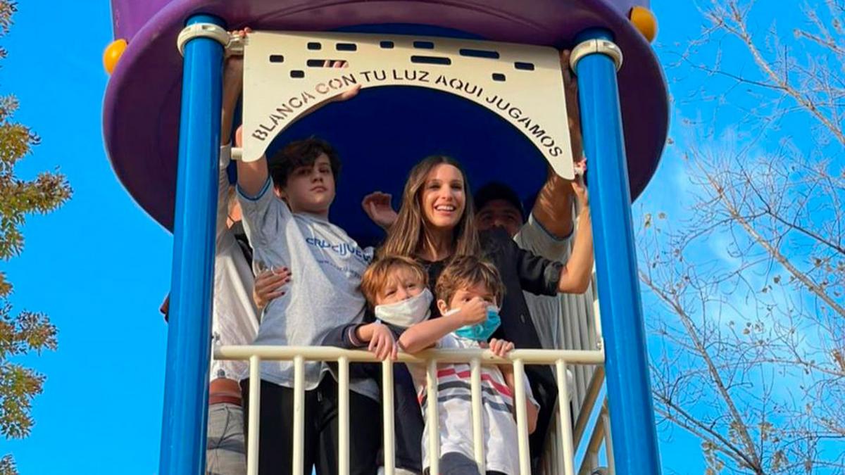 Pampita se emocionó en la inauguración de la plaza en homenaje a su hija: “Blanca con tu luz también jugamos”