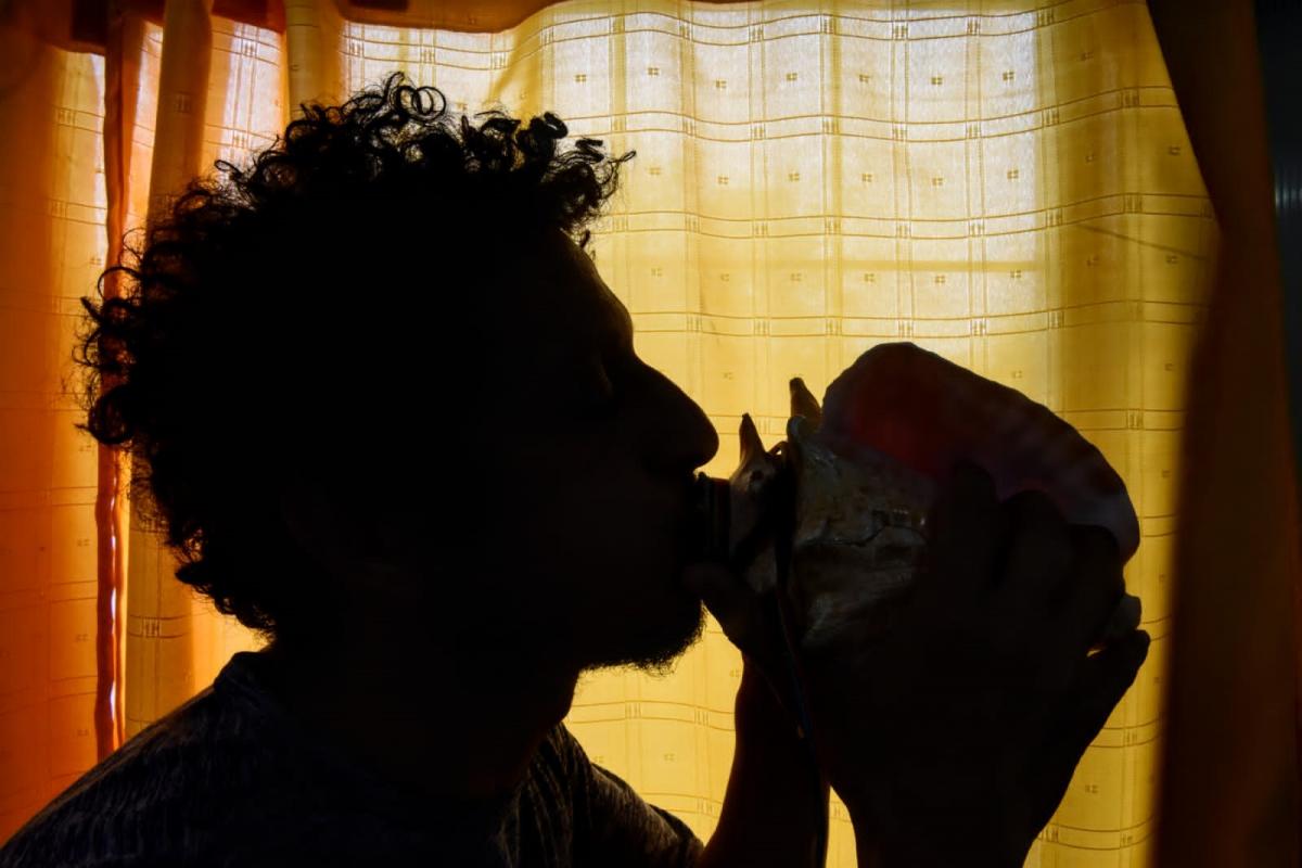 SONES ANDINOS. Darío Frías Kairuz toca el caracol ceremonial. EL BAILE DEL TINJU. La coplera Cecilia Villafañe se sumó al ritmo. LA GACETA / FOTO DE FRANCO VERA.