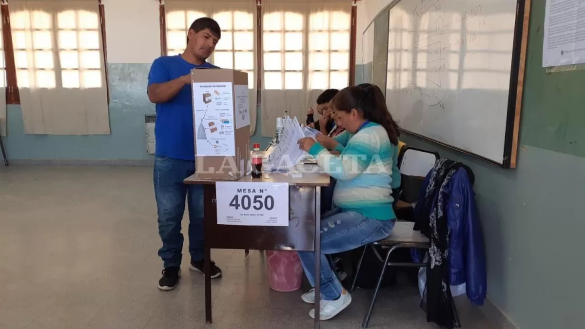 Los salteños se acercan lentamente a votar a sus gobernantes