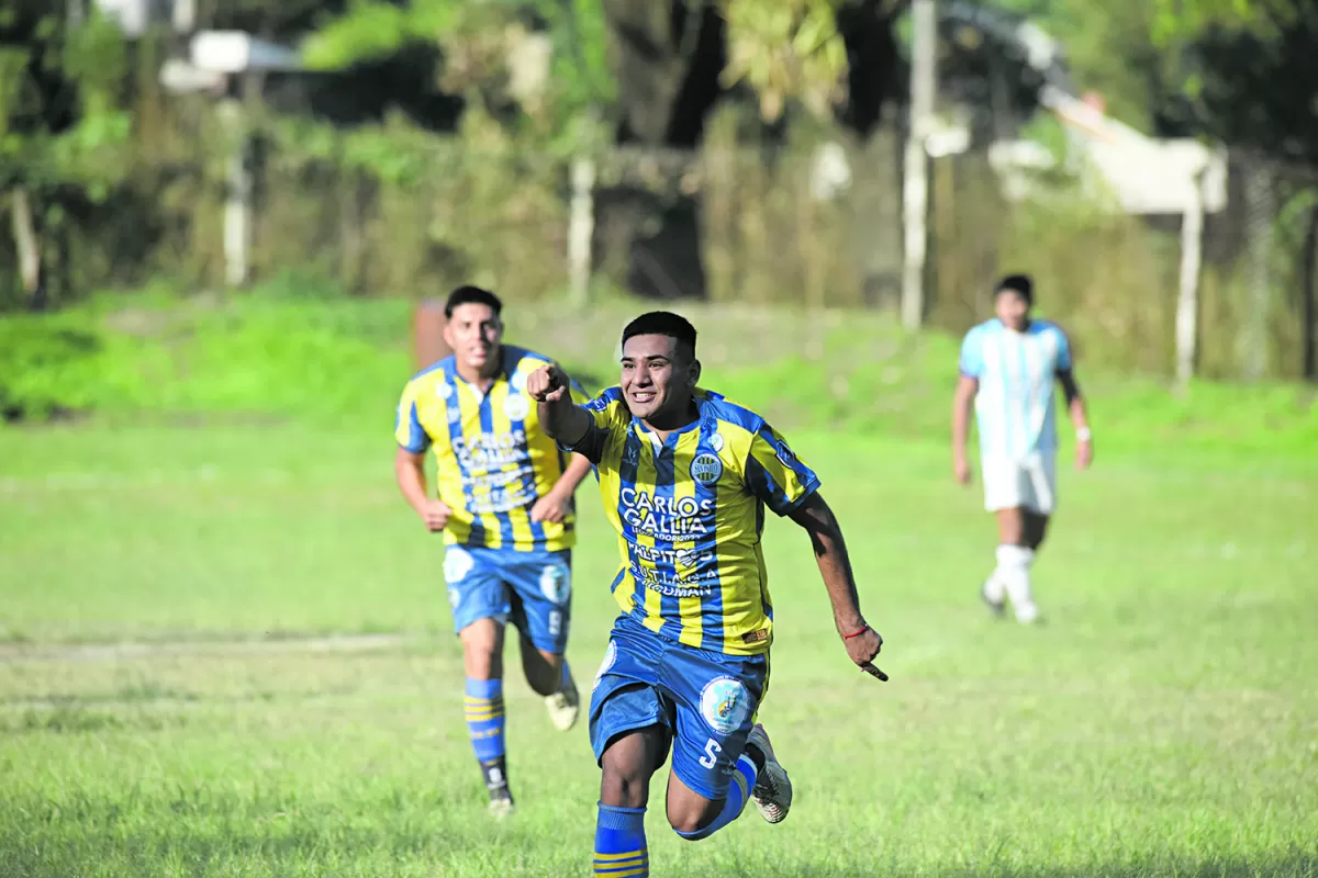 LA FIGURA. Daniel Contreras celebra uno de los goles que le marcó a Atlético.