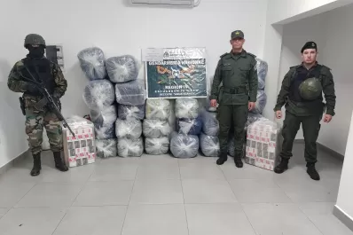 Abandonan 500 kilos de hojas de coca y 1.500 atados de cigarrillos