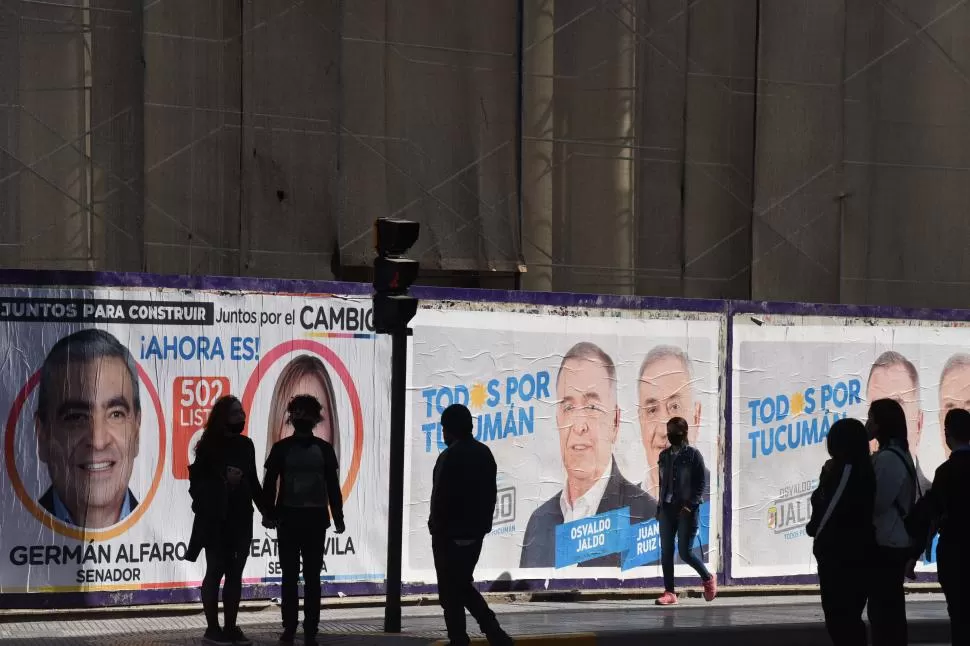 EN LA VÍA PÚBLICA. Los candidatos del oficialismo y de la oposición deberán sostener la campaña hasta que se defina una nueva fecha de votación. LA GACETA / FOTO DE Analía Jaramillo