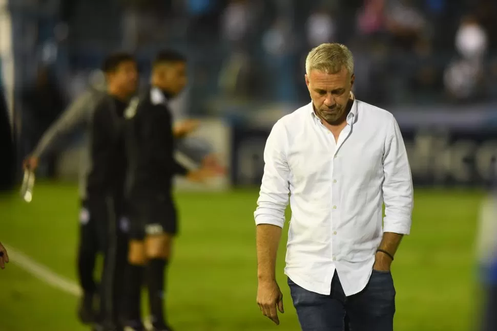 PENSATIVO. Pusineri ya empezó a diagramar el partido por la Copa. la gaceta / foto de diego araoz