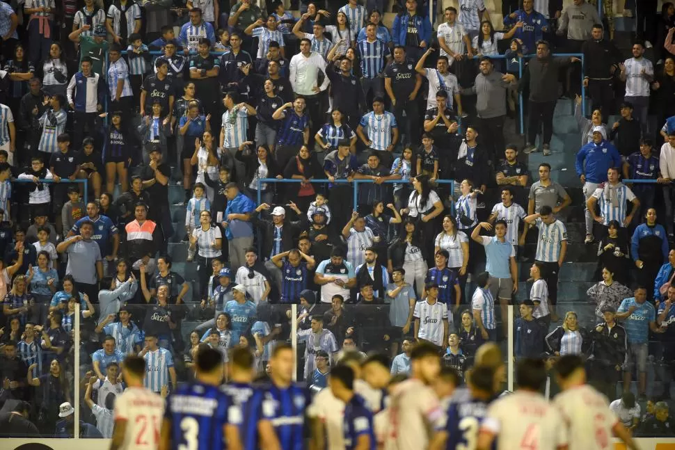 DESAZÓN. La postal es elocuente: algunos hinchas se agarran la cabeza, otros gritan, algunos simplemente miran el piso. la gaceta / foto de diego araoz