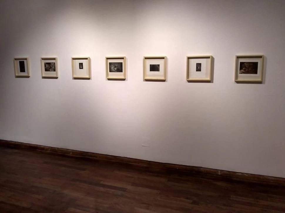 EXHIBICIÓN. El pequeño formato de las mezzotintas contrasta con el blanco de las paredes en las salas. LA GACETA / FOTO DE jorge figueroa