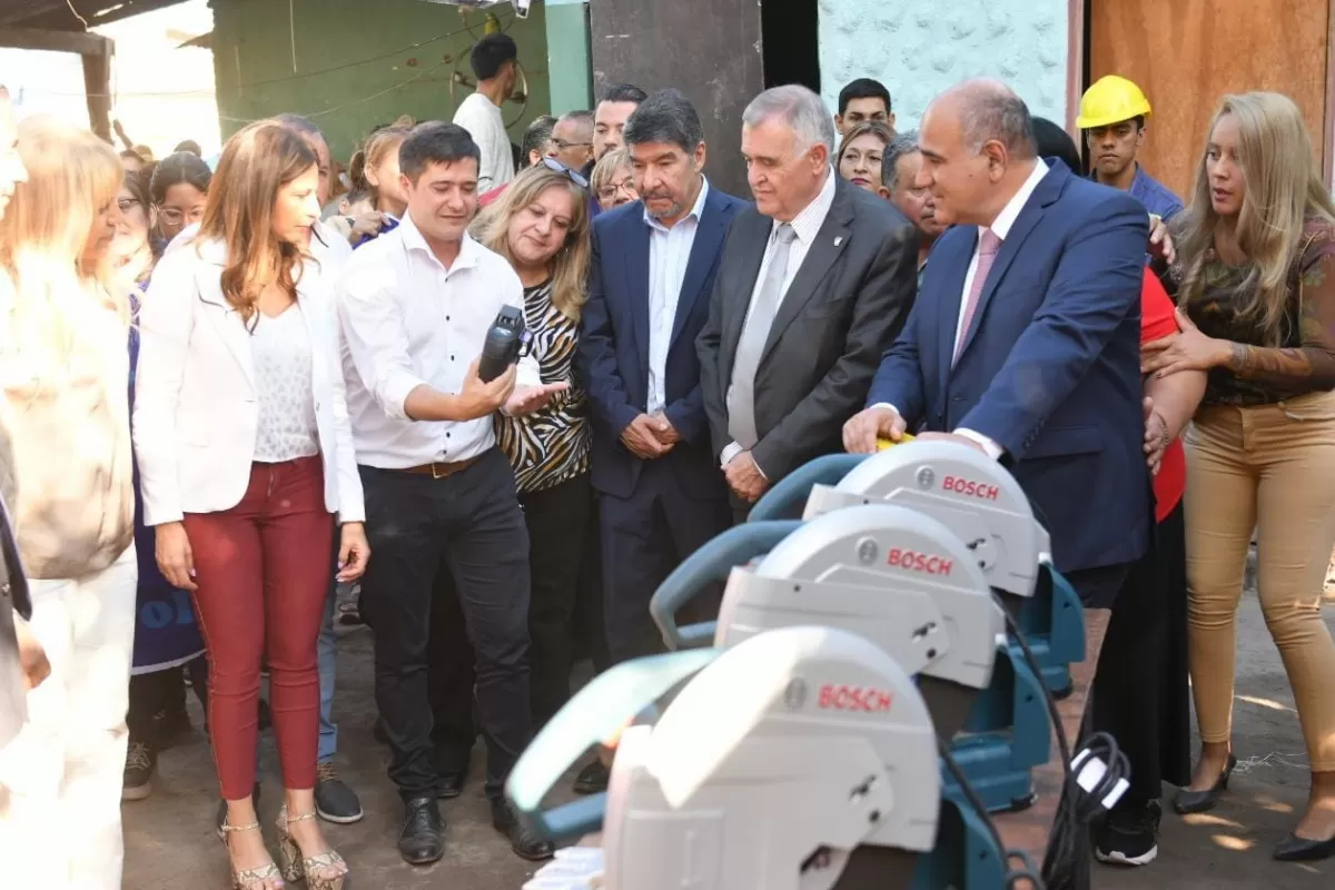 EN CAMPAÑA. Acevedo, junto a Jaldo y a Manzur, en una visita al barrio Aguas Corrientes. Foto de Comunicación Pública