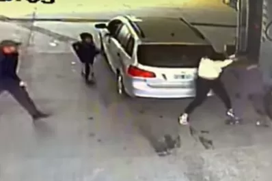 Brutal golpiza a una playera en una estación de servicio: No entiendo por qué tanta violencia