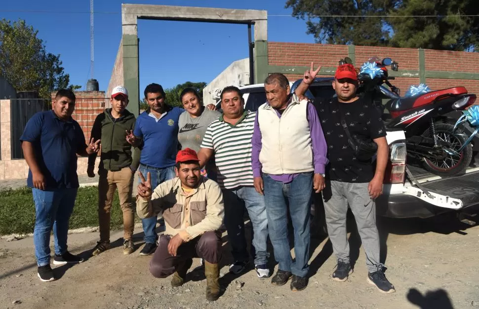 EN PLENA CAMPAÑA. Antonio “Tony” Lobo rodeado de seguidores delante de la moto que prometió sortear si es que llega a ser electo delegado. 