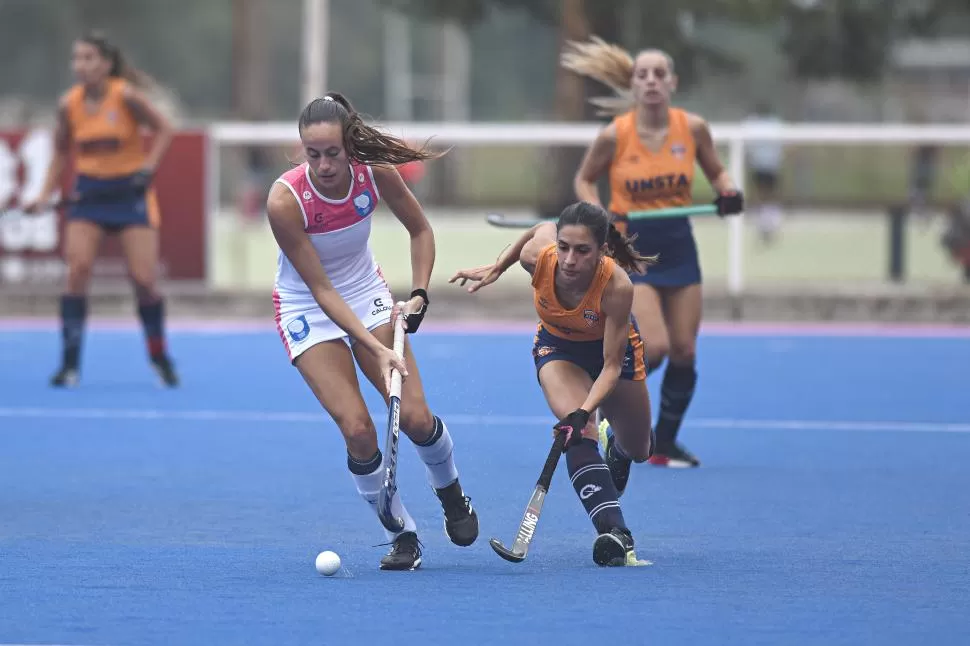 CONTROL. Eugenia Trinchinetti, una de las figuras del campeón, ante la marca de la tucumana Tania Cruz. Buenos Aires volvió a mostrar su poderío en el torneo. 