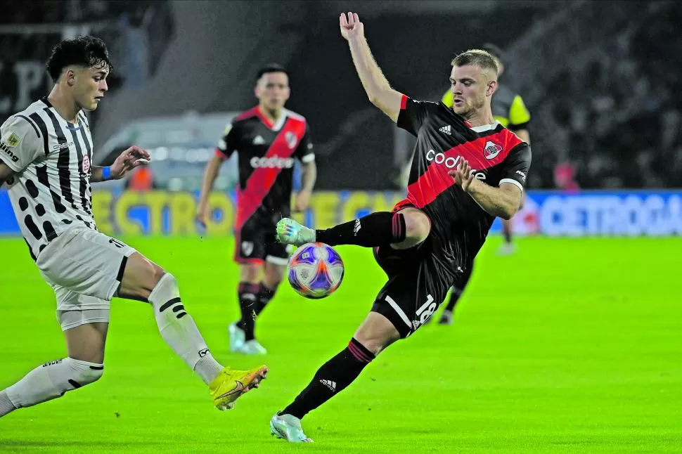 INTRATABLE. Sosa disputa la pelota con Beltrán (18). El paraguayo, por momentos imparable, fue una de las figuras de la noche junto al goleador Rodrigo Garro. 