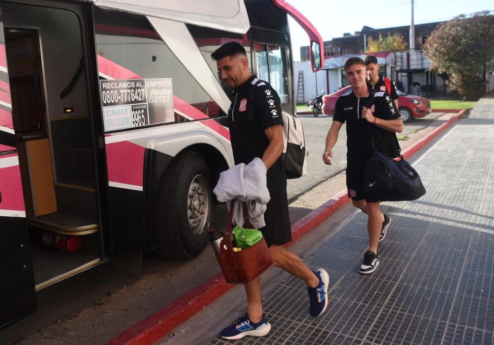 LLEGARON JUNTOS. Gervasio Núñez (primero de la fila) saldrá del equipo titular y lo reemplazará Enzo Martínez (medio). Atrás aparece el central Franco Meritello.  