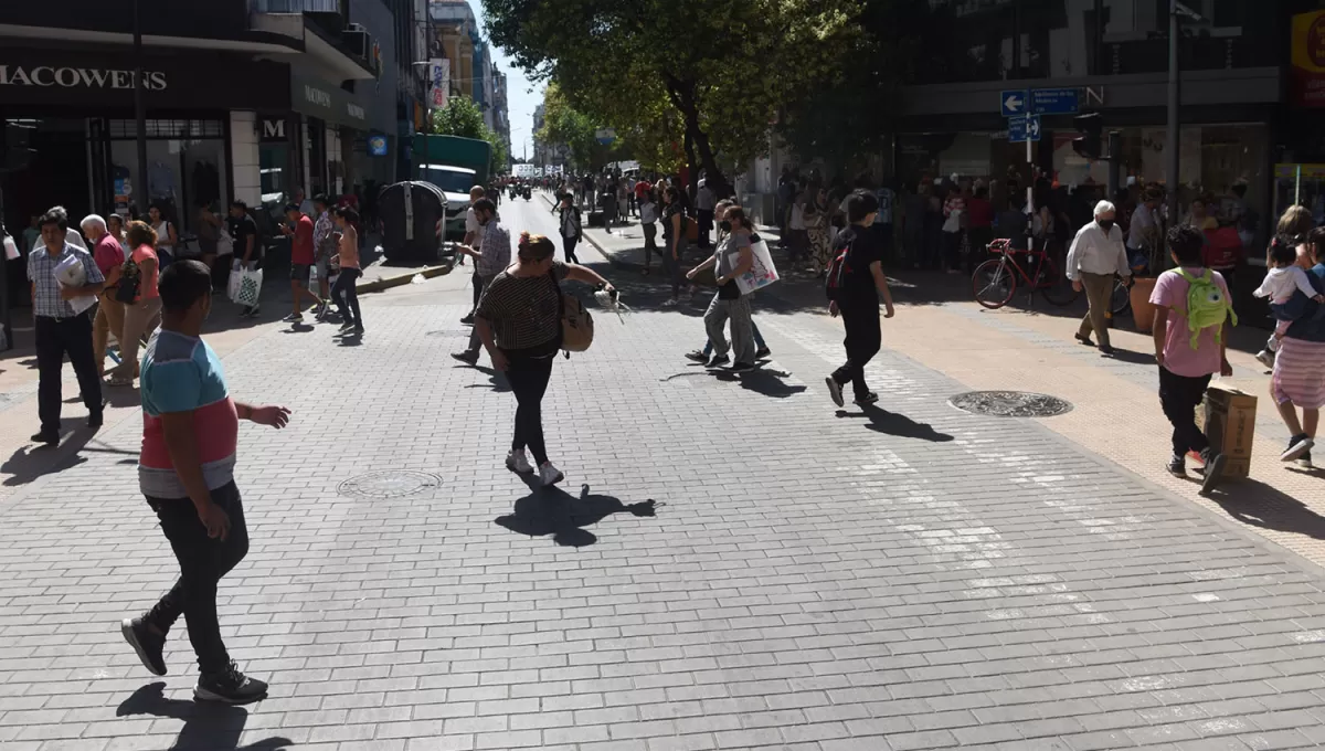 MUCHO SOL. Los días primaverales en este otoño continuarán al menos hasta el jueves en la provincia.