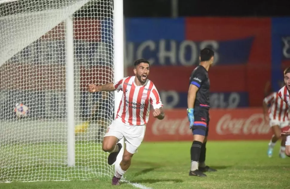 CANTALO CANTALO. Dening le puso el cuerpo a un buen centro de Quilez y abrió el partido para San Martín, que se llevó un triunfo merecido de “La Isla”. 