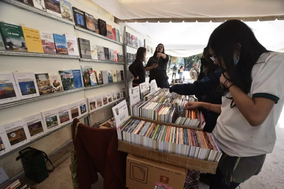 EXHIBICIONES Y VENTAS. Los stands de las diversas editoriales estarán presentes en la plaza de 10 a 21 horas.  LA GACETA / FOTO DE Osvaldo Ripoll (archivo)