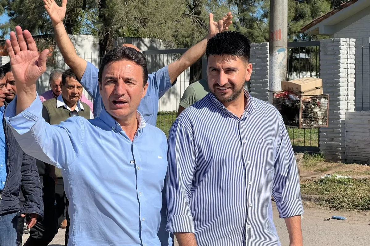 EN CAMPAÑA. Sánchez junto a Salazar. 