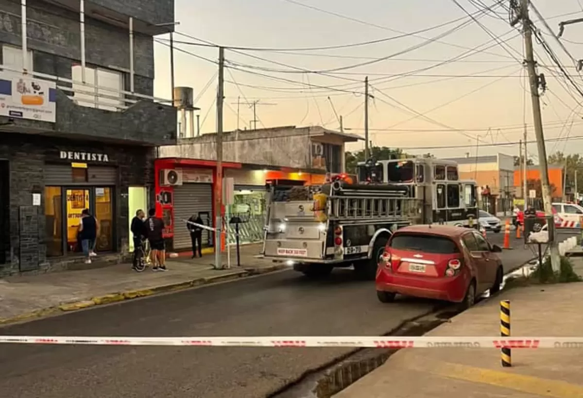 Antes del fatal hecho, un hombre había chocado su camioneta contra el poste. 