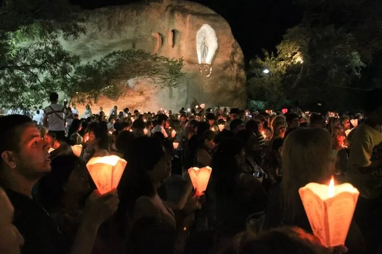 GRUTA DE LOURDES. Es uno de los sitios convocantes de la villa veraniega. 