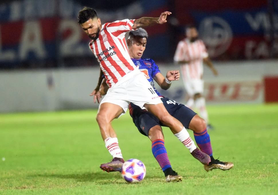 EN LA CANCHA. Dening protege la pelota, acechado por la marca. El capitán del equipo sigue siendo la carta goleadora del “santo” y lo ratificó en el momento justo. 